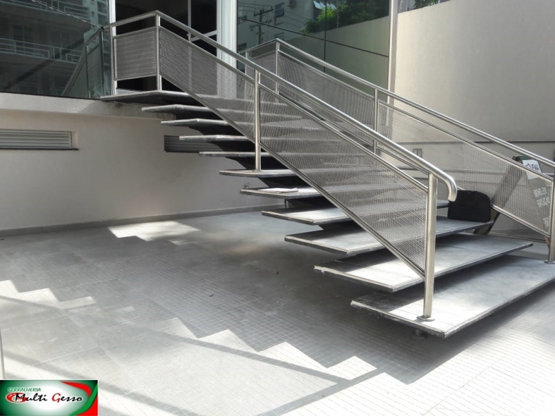 Guarda Corpo de Inox para Escada Jardim Everest - Guarda Corpo de Inox e Vidro